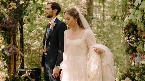 Matrimonio in un castello da fiaba della Borgogna. L'abito da 